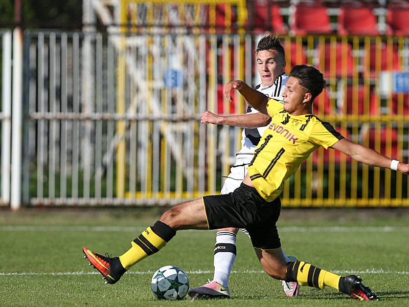 In diesem Zweikampf gegen Legias Michalak zog sich Dortmunds Scuderi die schwere Verletzung zu.