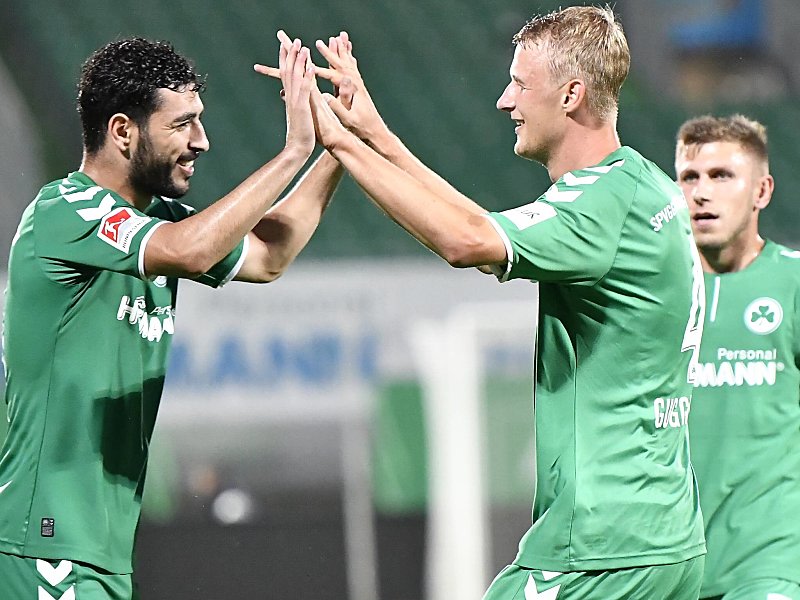 3:2-Sieg gegen die deutsche U 20: Tolcay Cigerci (links) und Lukas Gugganig freut&apos;s.