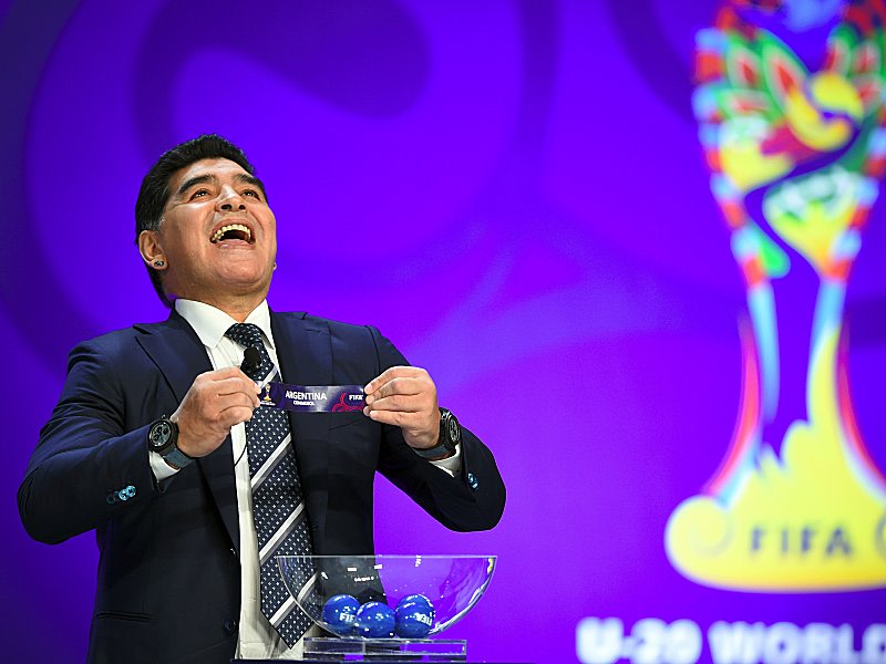 Losfee mit Kultfaktor: Diego Maradona hat soeben Argentinien aus der Schale gezogen.