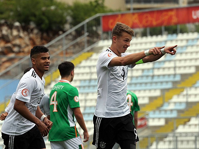 Deutschlands U-17-Kapit&#228;n Jann-Fiete Arp (re.) erzielte gegen Irland drei Tore.