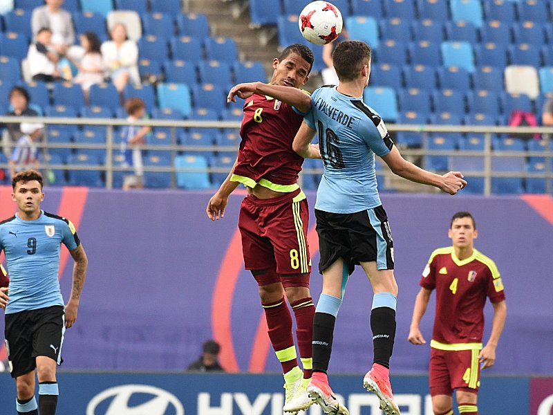 Enges Duell: Venezuelas Yangel Herrera (li.) gegen Uruguays Federico Valverde.