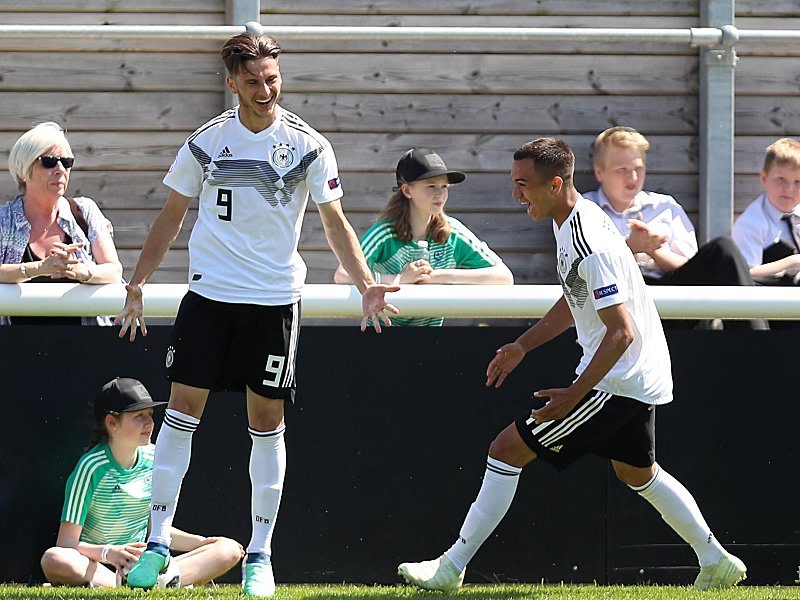Jubel &#252;ber das 3:0: Deutschlands Leon Dajaku (li.) traf gegen Serbien doppelt.