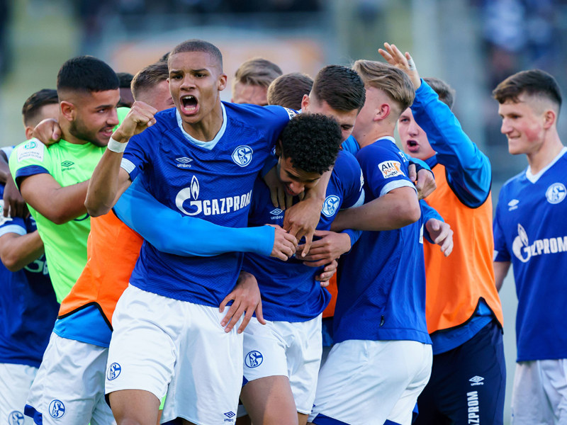 Jubeltraube: Schalkes Spieler feiern nach dem sp&#228;ten Ausgleich zum 2:2. 