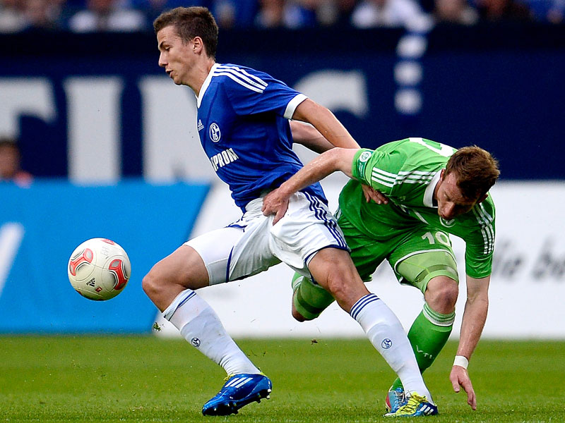 Beim Halbfinalspiel zwischen Schalke und Wolfsburg gab es wie hier zwischen Sobottka und Arnold zahlreiche packende Duelle.