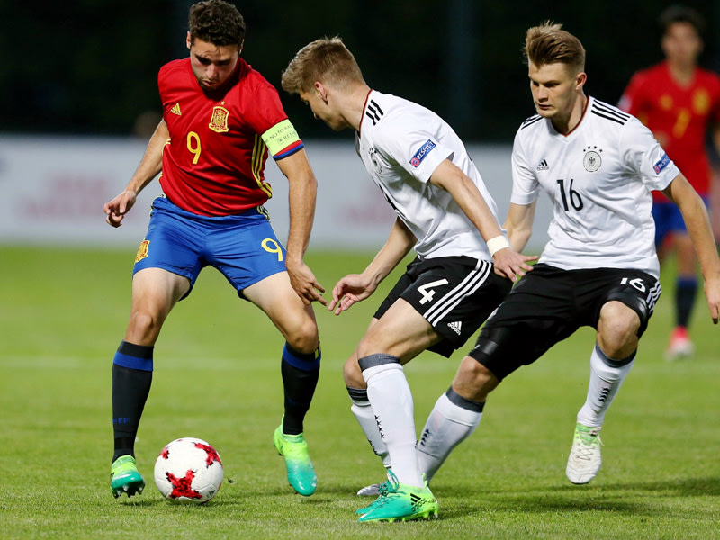 Die DFB-Elf um Becker (m.) und Mai (re.) ist im Halbfinale der U-17-EM gegen Spanien ausgeschieden.