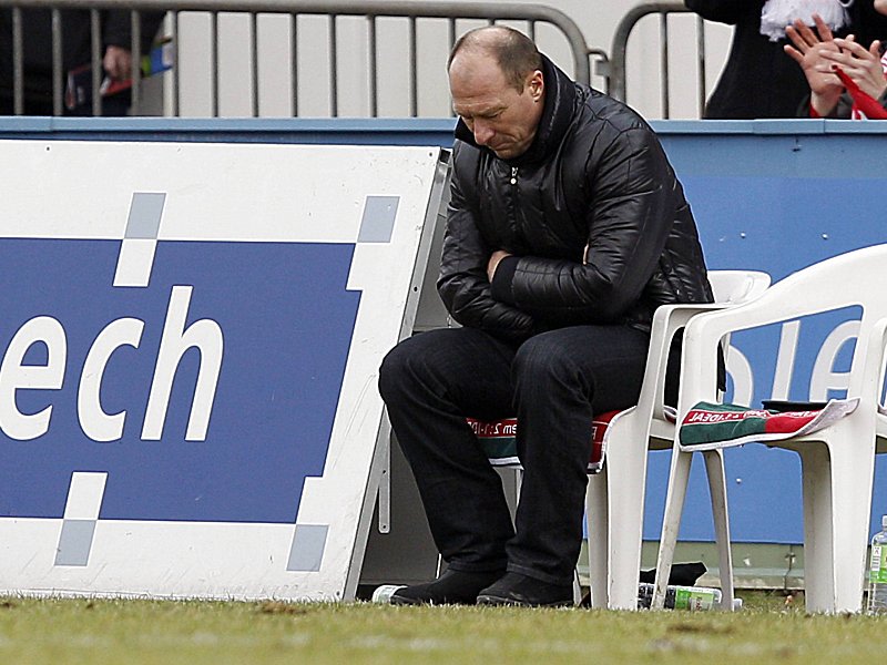 Niedergeschlagen: Offenbachs Trainer Wolfgang Wolf beim tristen Hessenderby gegen den SV Wehen Wiesbaden.