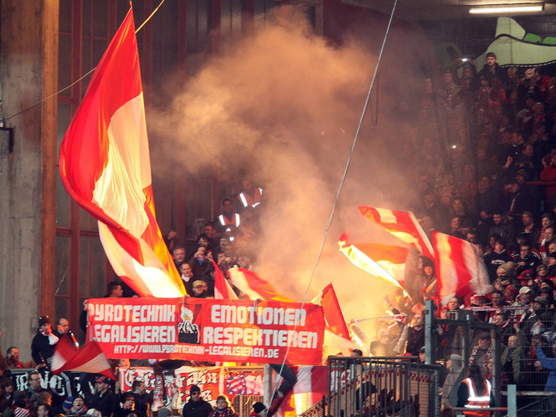 Vor dem Spiel in Offenbach protestierten Erfurter Anh&#228;nger f&#252;r die Legalisierung von Pyrotechnik.