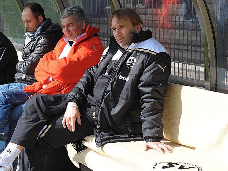Bleibt auch in den kommenden beiden Spielzeiten als Chef-Trainer auf der Sandh&#228;user Bank sitzen: Gerd Dais (re.). 