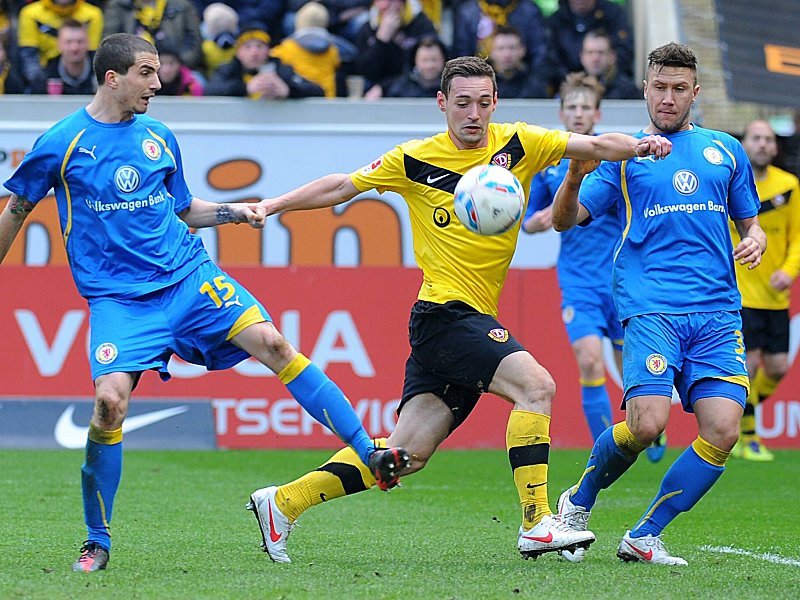 N&#228;chste Saison im blauen Trikot: Maik Kegel (m.), hier gegen Braunschweig, wechselt zur neuen Saison nach Chemnitz.