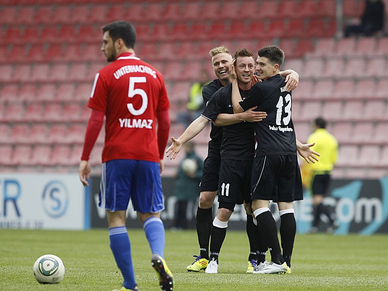 &#196;rgerliche Niederlage: Hachings Yasin Yilmaz muss mit ansehen, wie die Regensburger ihren Treffer zum 1:0 bejubeln.