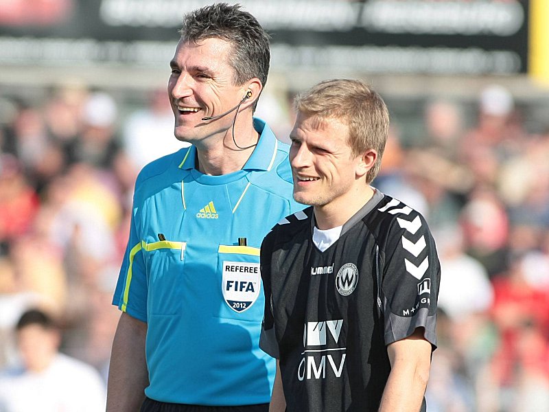 Spielt ab der kommenden Saison in der 2. Liga f&#252;r Sandhausen: Nicky Adler (re.), hier mit Schiedsrichter Knut Kircher.