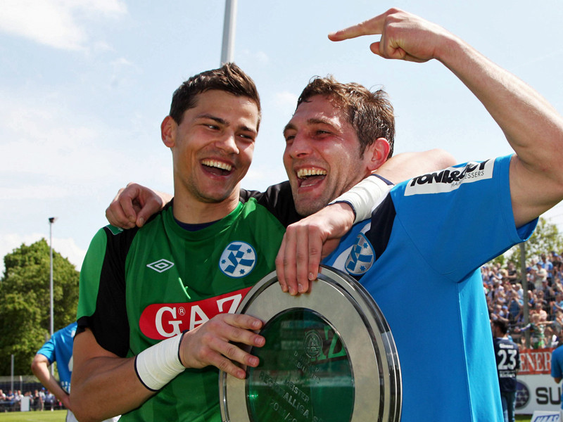 Aufstieg geschafft: Daniel Wagner (l.), hier mit Peter Sprung, feierte mit den Kickers 2012 die Meisterschaft in der Regionalliga S&#252;d.