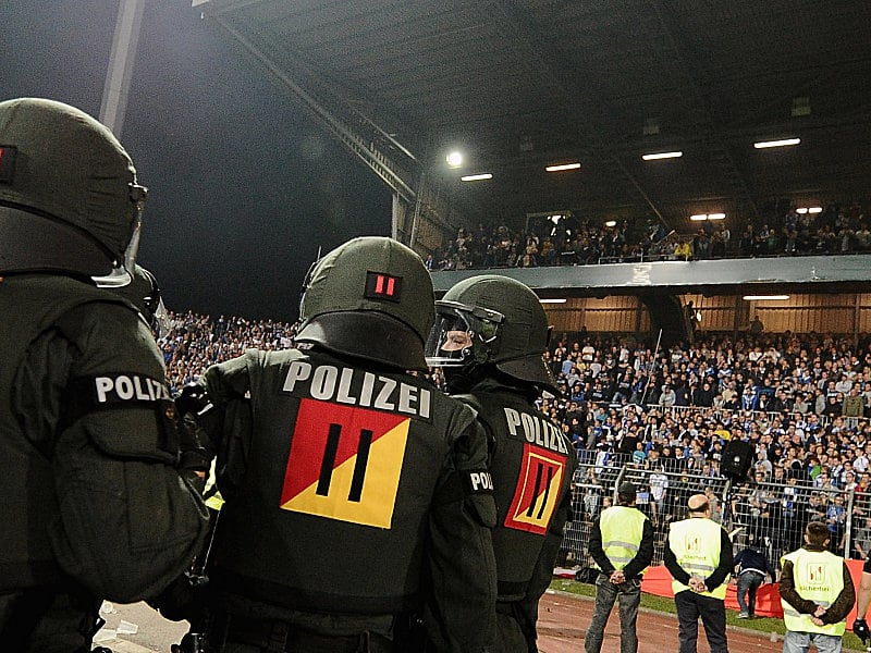 Die Polizei bezieht Stellung im Karlsruher Wildparkstadion w&#228;hrend des Relegationsspieles gegen Jahn Regensburg.
