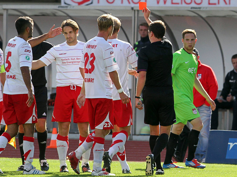 Platzverweis: Schiedsrichter Thomas Stein zeigt Erfurts Bernd Rauw die Rote Karte.