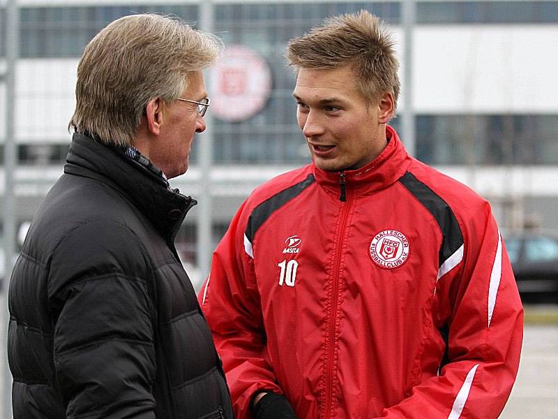 Erh&#228;lt einen Vertrag in Halle: Kristian Kojola (re., mit Pr&#228;sident Dr. Michael Sch&#228;dlich)