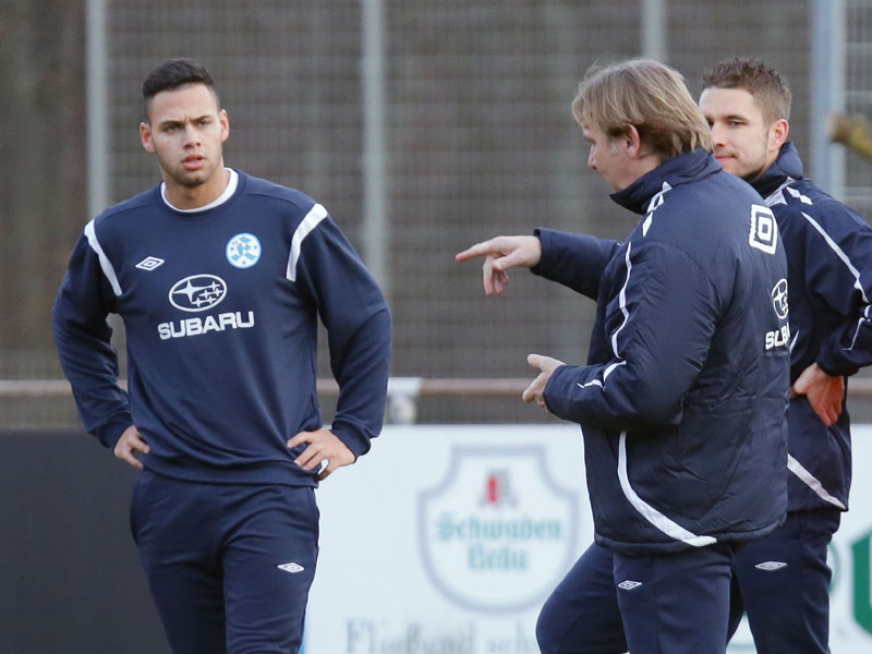 Klare Ansage: Daniel Engelbrecht (li.) lauscht den Worten von Trainer Gerd Dais.