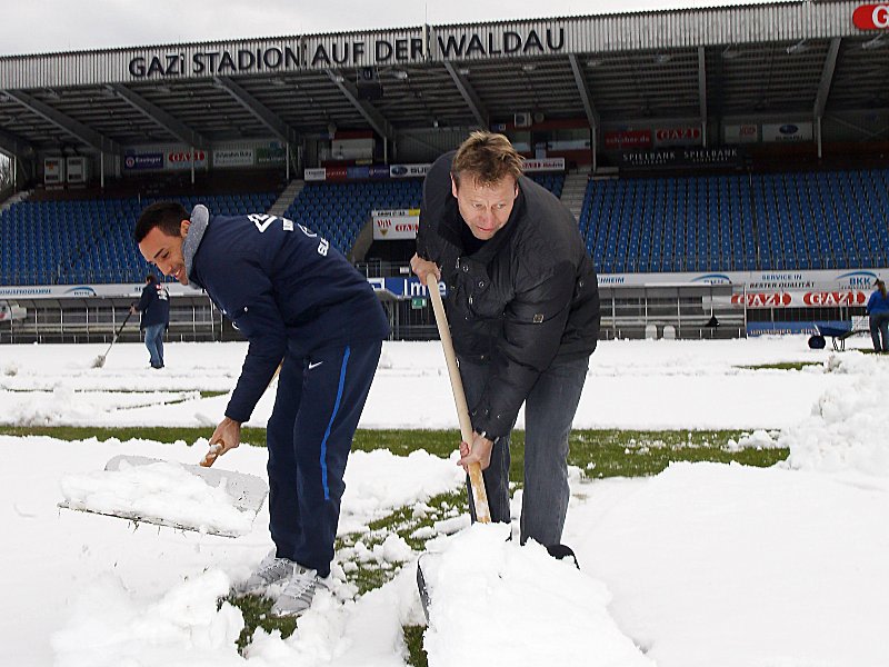 Auch Schneeschippen hilft nichts: Das Spiel der Kickers gegen den BVB II wurde abgesagt.