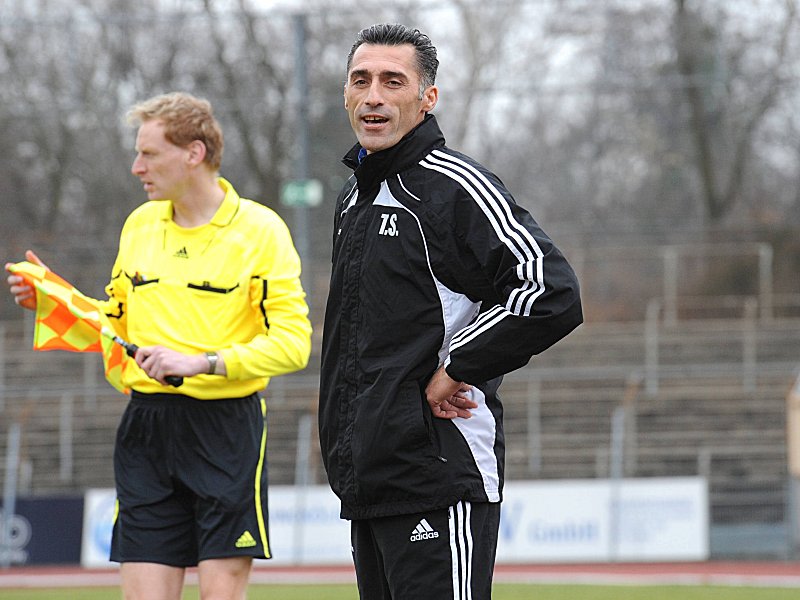 Er zog Fabian Trettenbach in die erste Mannschaft hoch: Jahn-Coach Thomas Stratos. 