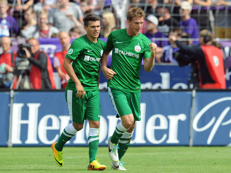 Johan Plat (r.) bejubelt seinen Ausgleichstreffer in Osnabrück.