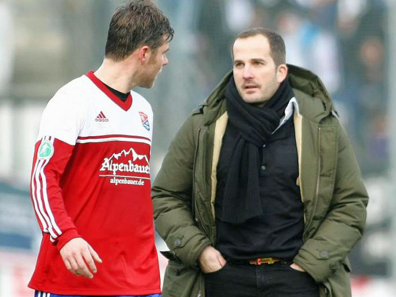 Zum Jubil&#228;um eine Niederlage: Hachings Trainer Manuel Baum (li.), hier mit Neuzugang Florian Heller.
