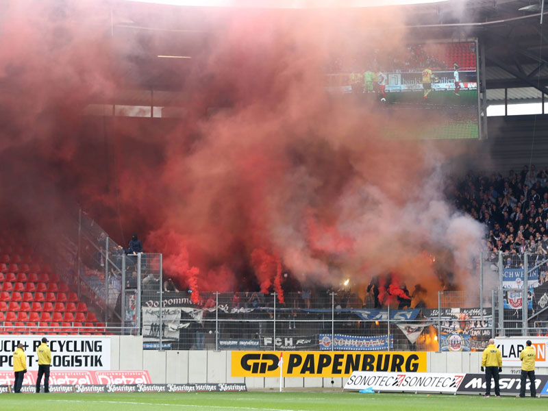 Beim 3:4 der Rostocker in Halle wurde im Hansa-Fanblock Pyrotechnik gez&#252;ndet.