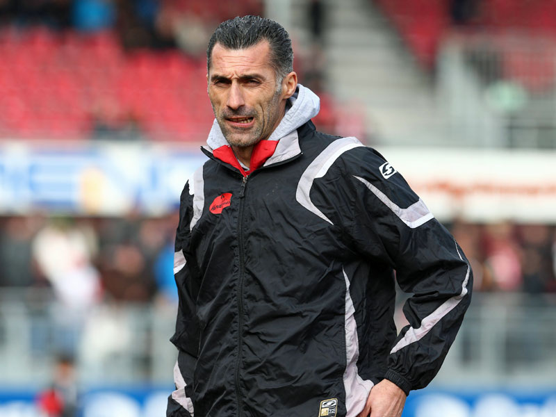 Wird den Verein am Saisonende verlassen: Regensburgs Trainer Thomas Stratos. 