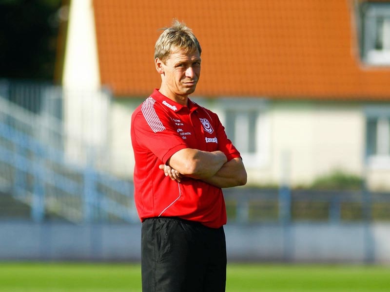 Gelingt ihm sein erster Sieg in Rostock? HFC-Coach Sven K&#246;hler. 