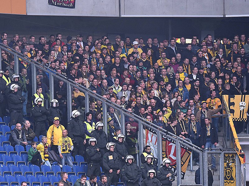 Dynamo-Fans beim Ausw&#228;rtsspiel in Duisburg.