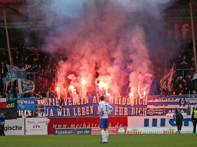 Das kostet den Verein: Fans des MSV Duisburg z&#252;ndeten vor dem Spiel in Gro&#223;aspach Bengalische Feuer.