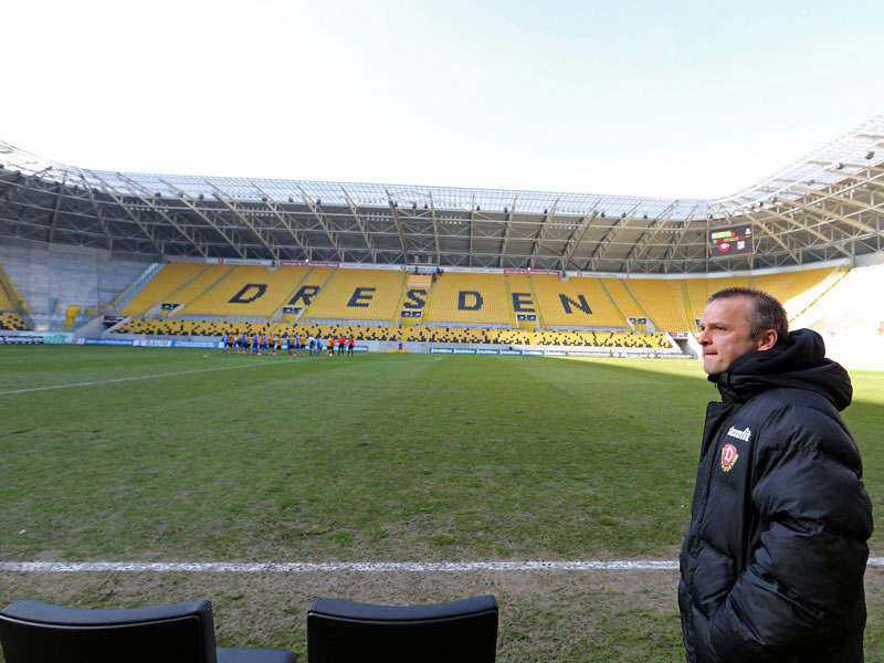 Wartet im Jahr 2015 noch auf ein Erfolgserlebnis: Dynamo-Coach Stefan B&#246;ger. 