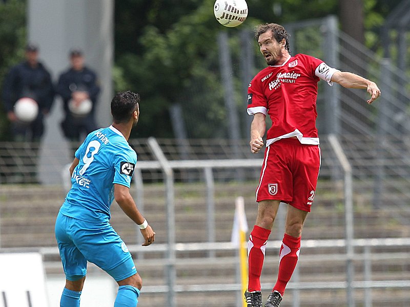 Steht vor seinem Drittliga-Comeback: Jahn-Spielf&#252;hrer Sebastian Nachreiner (li. Soriano, Stuttgart).