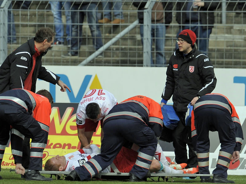 Verletzte sich bei seinem Comeback erneut: Regensburgs Lukas Sinkiewicz.