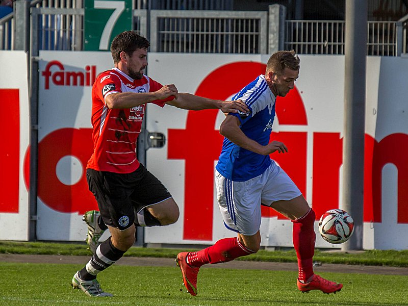 Kiels Marc Heider  (re.), hier im Duell mit Bielefelds Florian Dick, traf im Hinspiel zum 1:0.
