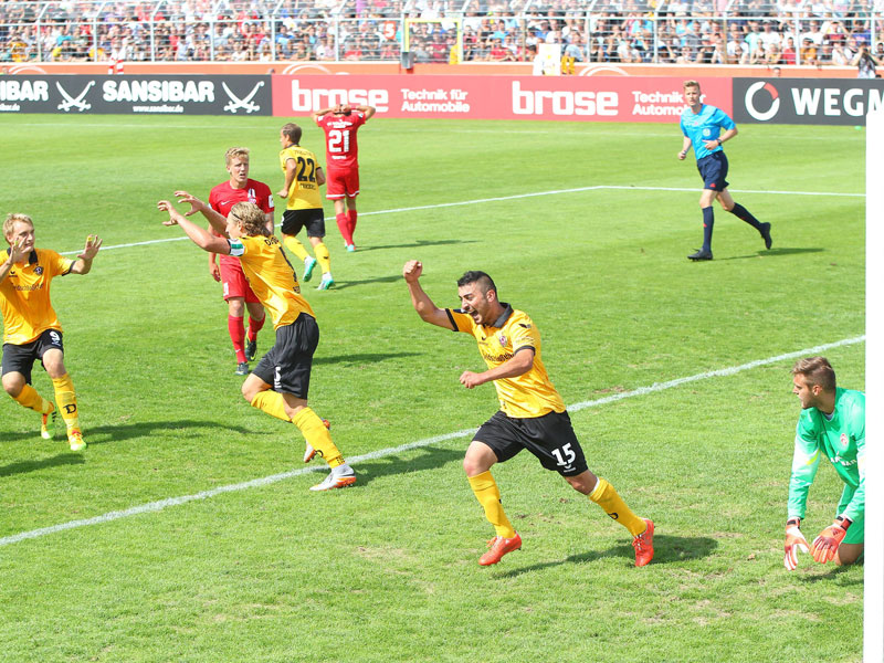 Erleichterung: Dynamo Dresden bejubelt den 1:1-Ausgleich in W&#252;rzburg.