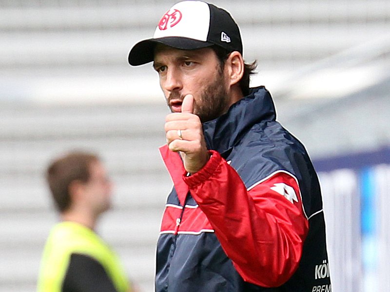 War mit der Leistung seiner Mannschaft beim Spiel gegen den SV Wehen Wiesbaden zufrieden: Mainz-Coach Sandro Schwarz.