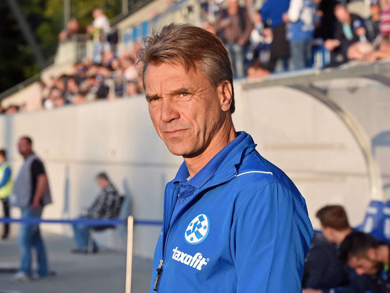 Wird seine Erfolgsmannschaft der letzten Wochen ver&#228;ndern m&#252;ssen: Stuttgarts Coach Horst Steffen.