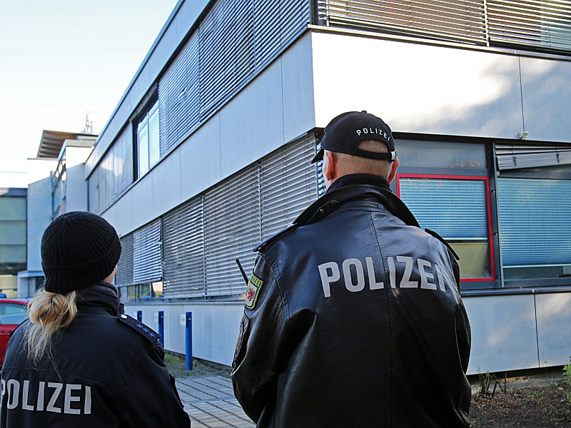 Vor der verschlossenen Gesch&#228;ftsstelle des FC Hansa haben Polizisten Position eingenommen.