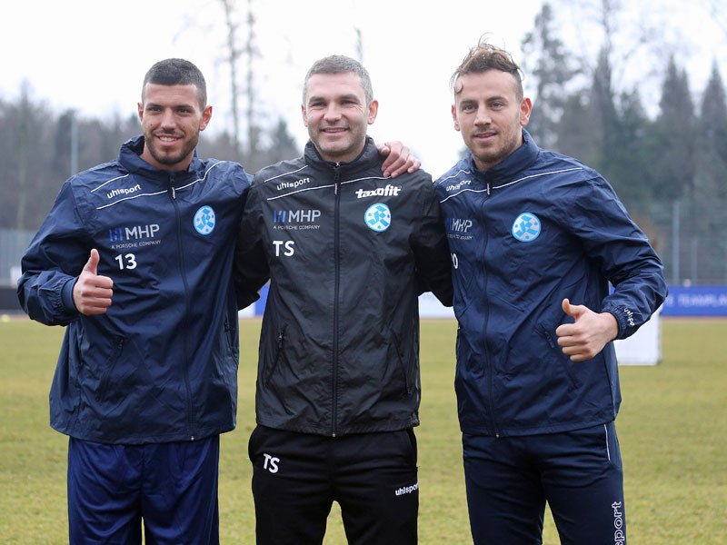 Zwei der drei neuen Hoffnungstr&#228;ger: Kickers-Coach Tomislav Stipic (Mitte) mit Klaus Gjasula (l.) und Bajram Nebihi.