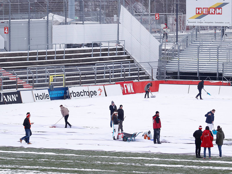 Vergebliche M&#252;he: Trotz des Aufziehens von Planen und Schneeschippen kann in W&#252;rzburg nicht gespielt werden.