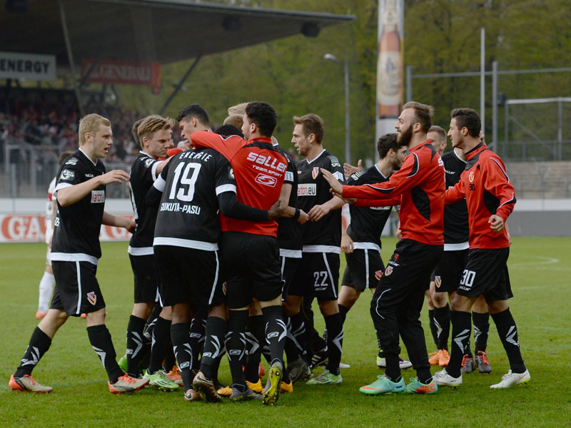 Erleichterung: Cottbuser Jubel in Stuttgart.