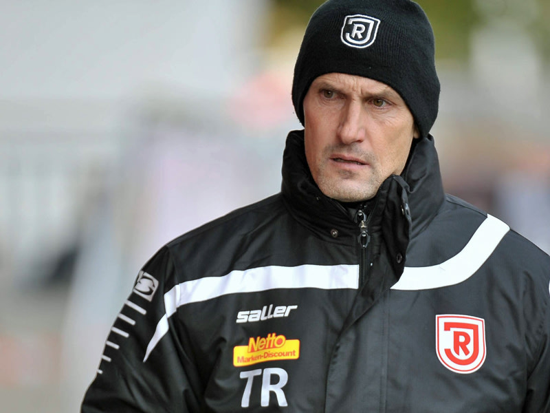 Angefressen nach der 1:3-Niederlage in Bremen: Jahn-Coach Heiko Herrlich.