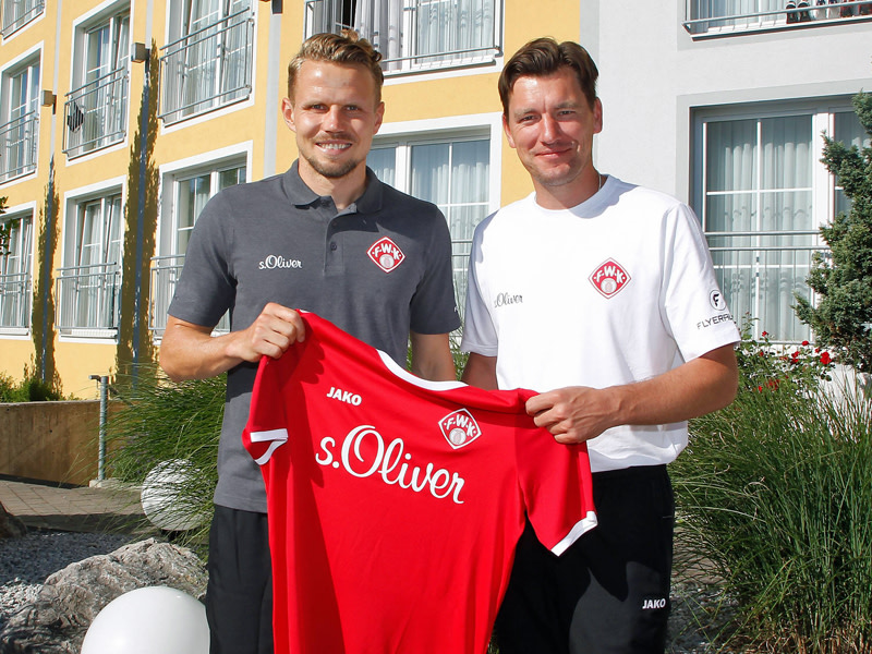 Mit dem neuen Trikot in der Hand: Neuzugang Sebastian Schuppan (l.) mit Cheftrainer Stephan Schmidt.