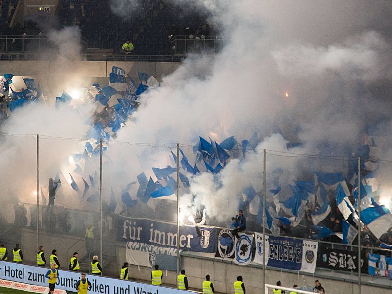Dieses Verhalten wird bestraft: Magdeburger Fans brennen im Duisburger G&#228;steblock Pyrotechnik ab.