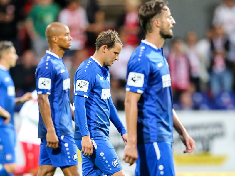 Bedient: Die Spieler des Karlsruher SC sind nach der heftigen 0:4-Klatsche bei Fortuna K&#246;ln geknickt. 