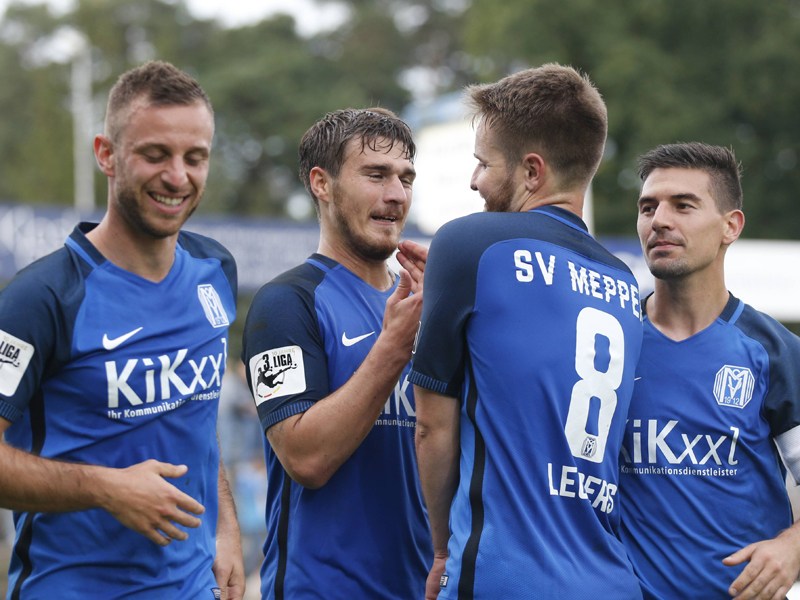 High Five: Thilo Leugers (2.v.r.) begl&#252;ckw&#252;nscht Benjamin Girth (2.v.l.) zu dessen Tor. 