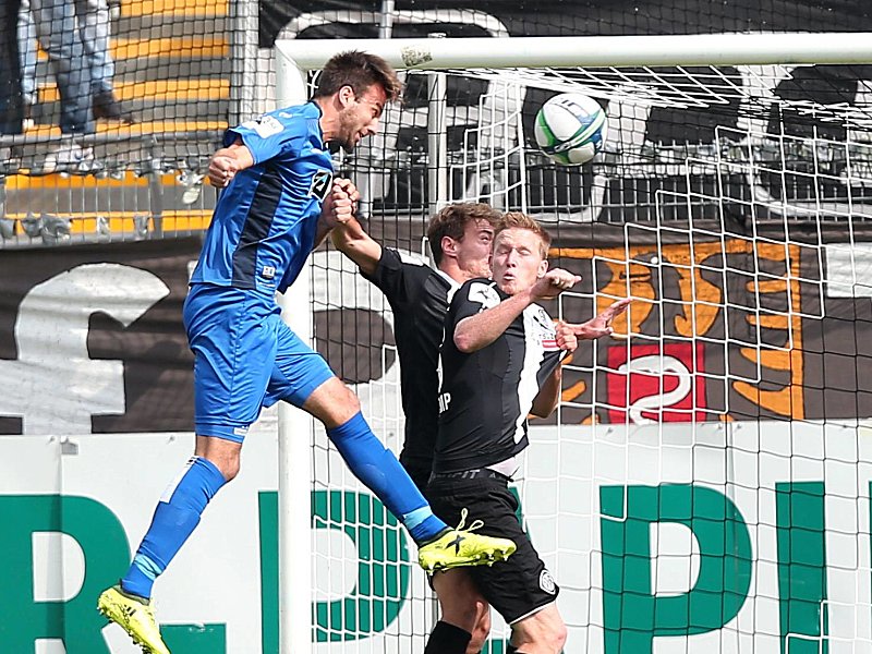 Kopfballstark: FCM-Torj&#228;ger Christian Beck (li.) verpasst das 1:0 in Aalen.
