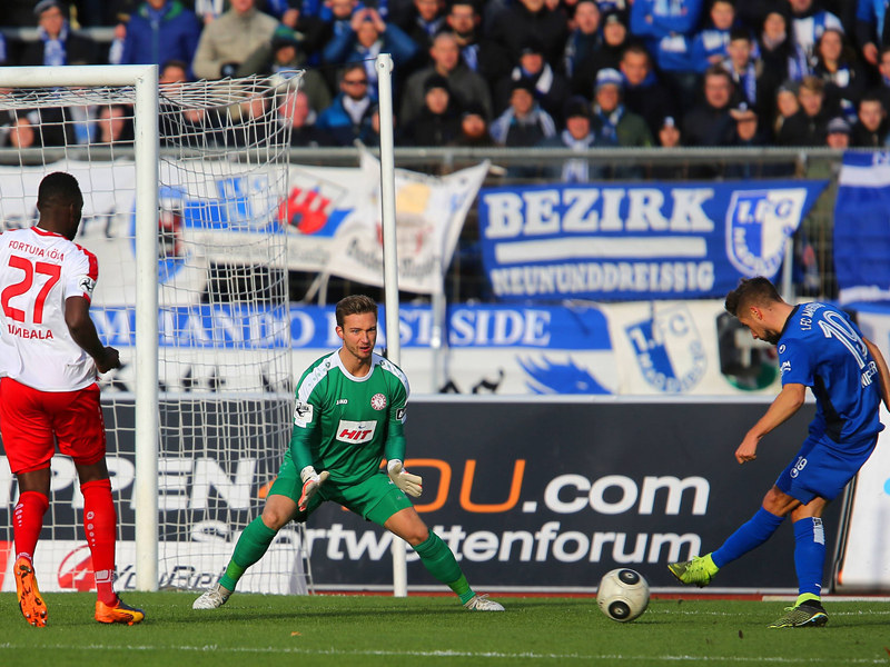 Magdeburgs Michel Niemeyer erzielt das 1:0 gegen Fortuna K&#246;ln.