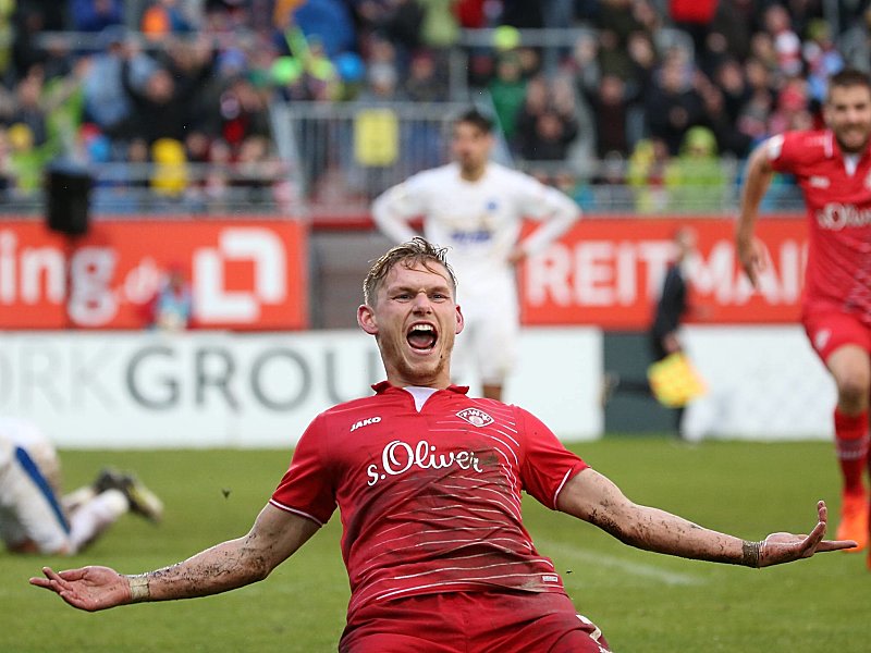 Siegtorsch&#252;tze: Felix M&#252;ller jubelt nach seinem Treffer gegen Lotte.