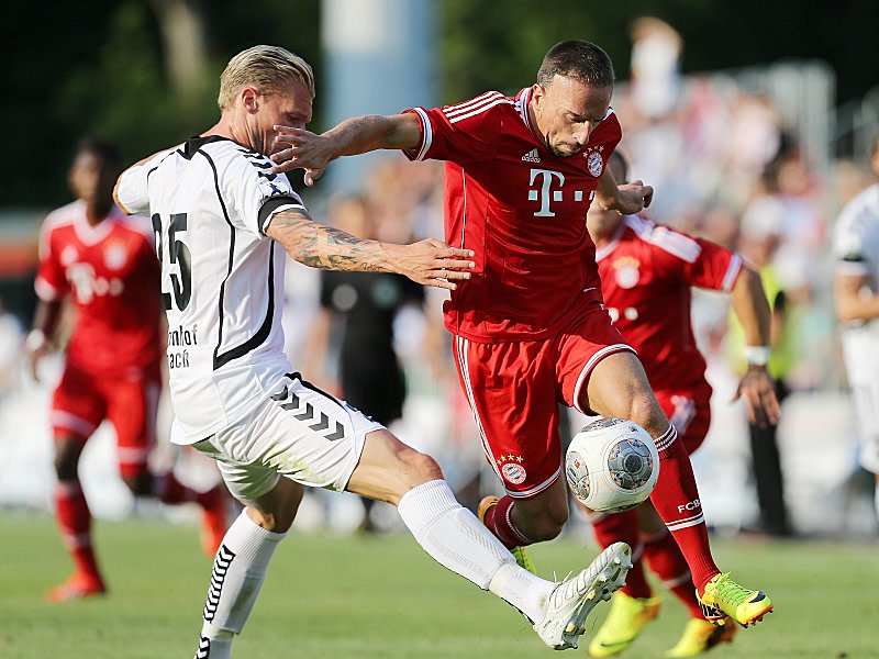 Wie im Juli 2013 stehen sich am Dienstagabend Kai Gehring (li.) von der SG Sonnenhof Gro&#223;aspach und Bayerns Franck Ribery gegen&#252;ber. Diesmal allerdings in der Allianz Arena.