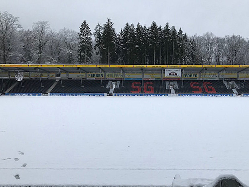 Wintereinbruch in der Mechatronik-Arena in Aspach.